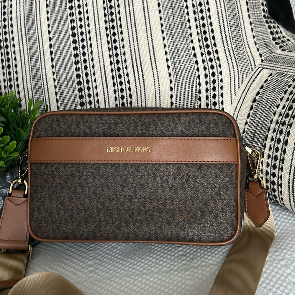 Michael Kors Jet Set Bag with Monogram Print NWOT - Picture 1 of 12